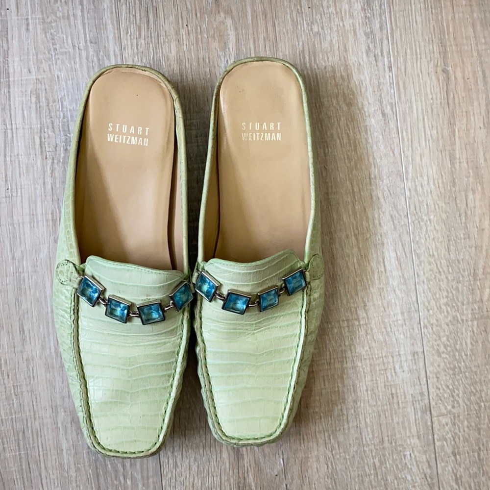 ❌ SOLD ❌Stuart Weitzman-VGC green embossed beautiful mules